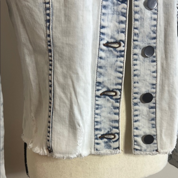😊👖💙🥶Kut from the Kloth Light Wash Denim Jacket - Picture 7 of 13